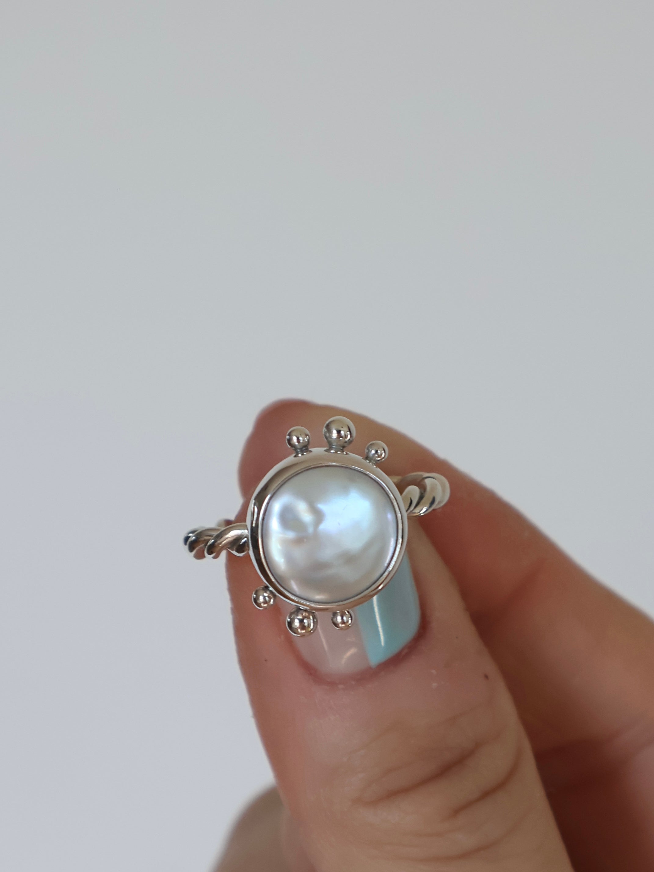 Twisted pearl ring with dots