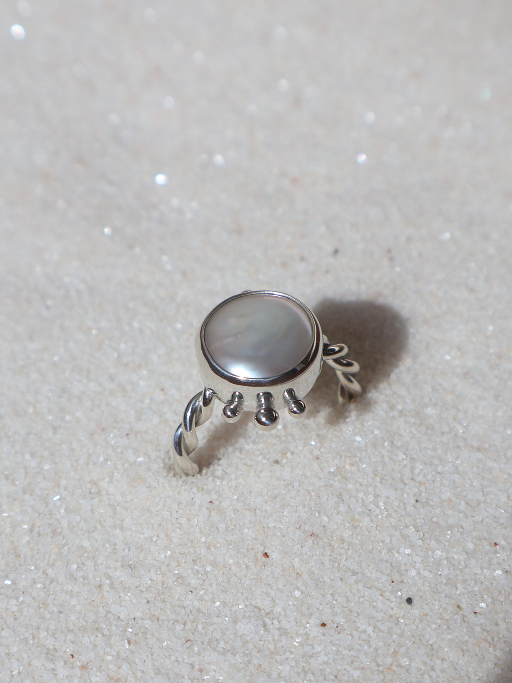 Twisted pearl ring with dots