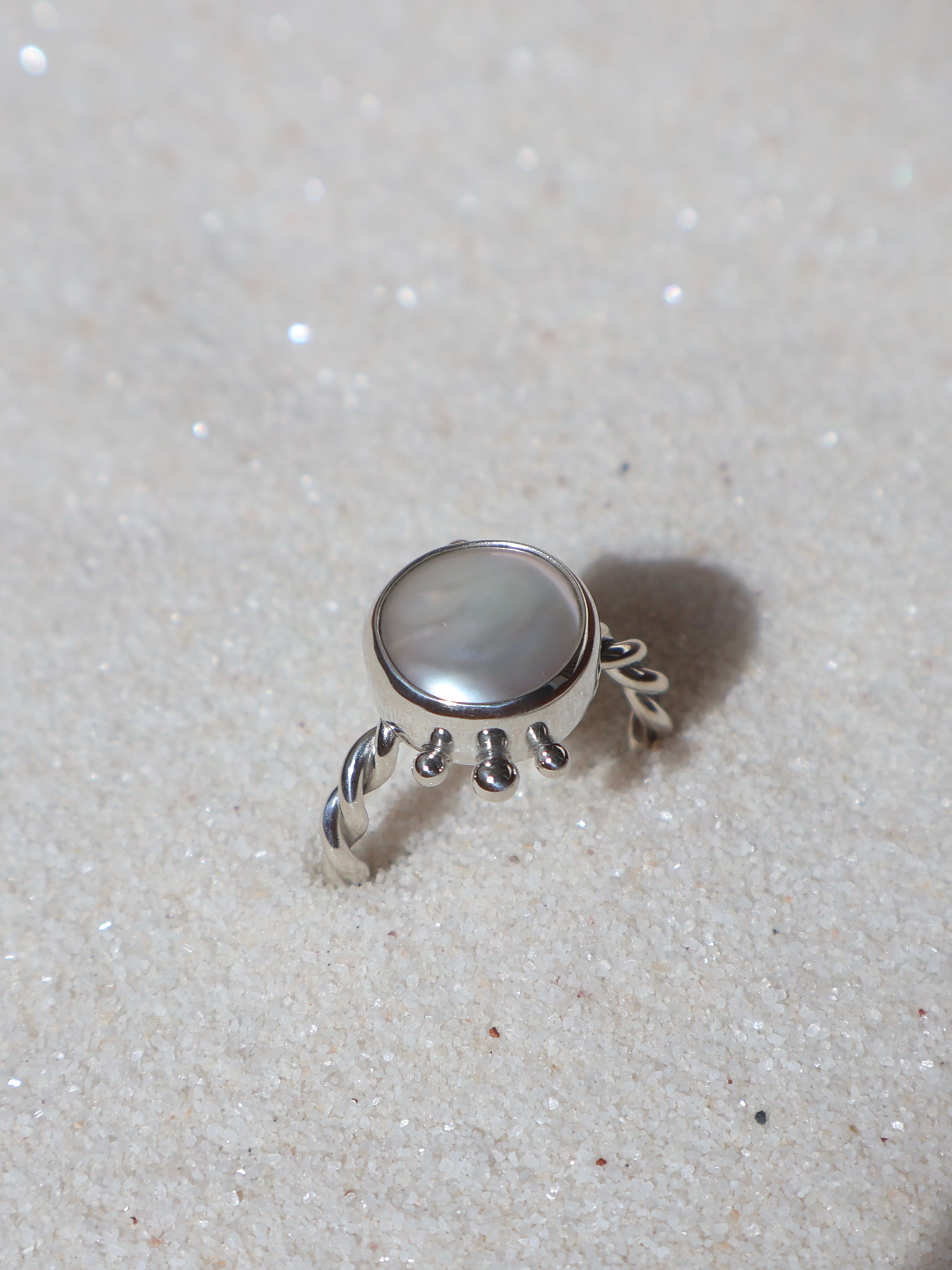 Twisted pearl ring with dots