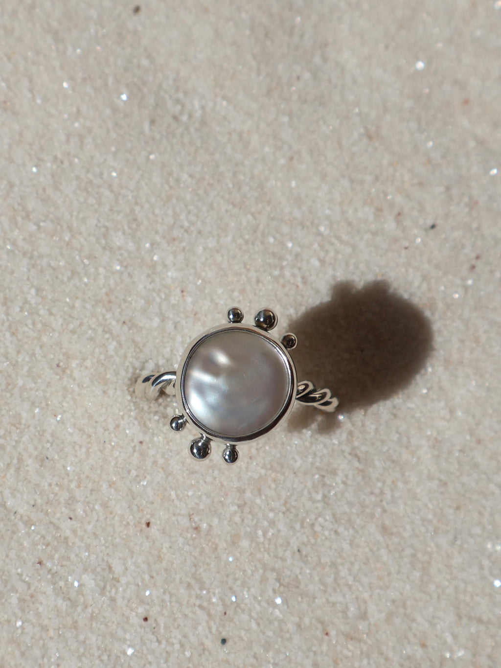 Twisted pearl ring with dots