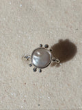 Twisted pearl ring with dots