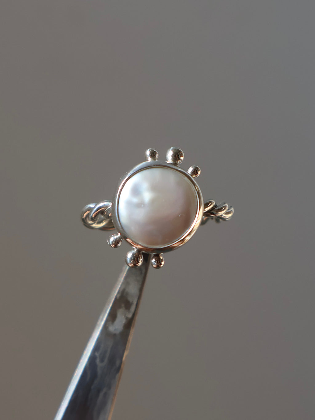 Twisted pearl ring with dots
