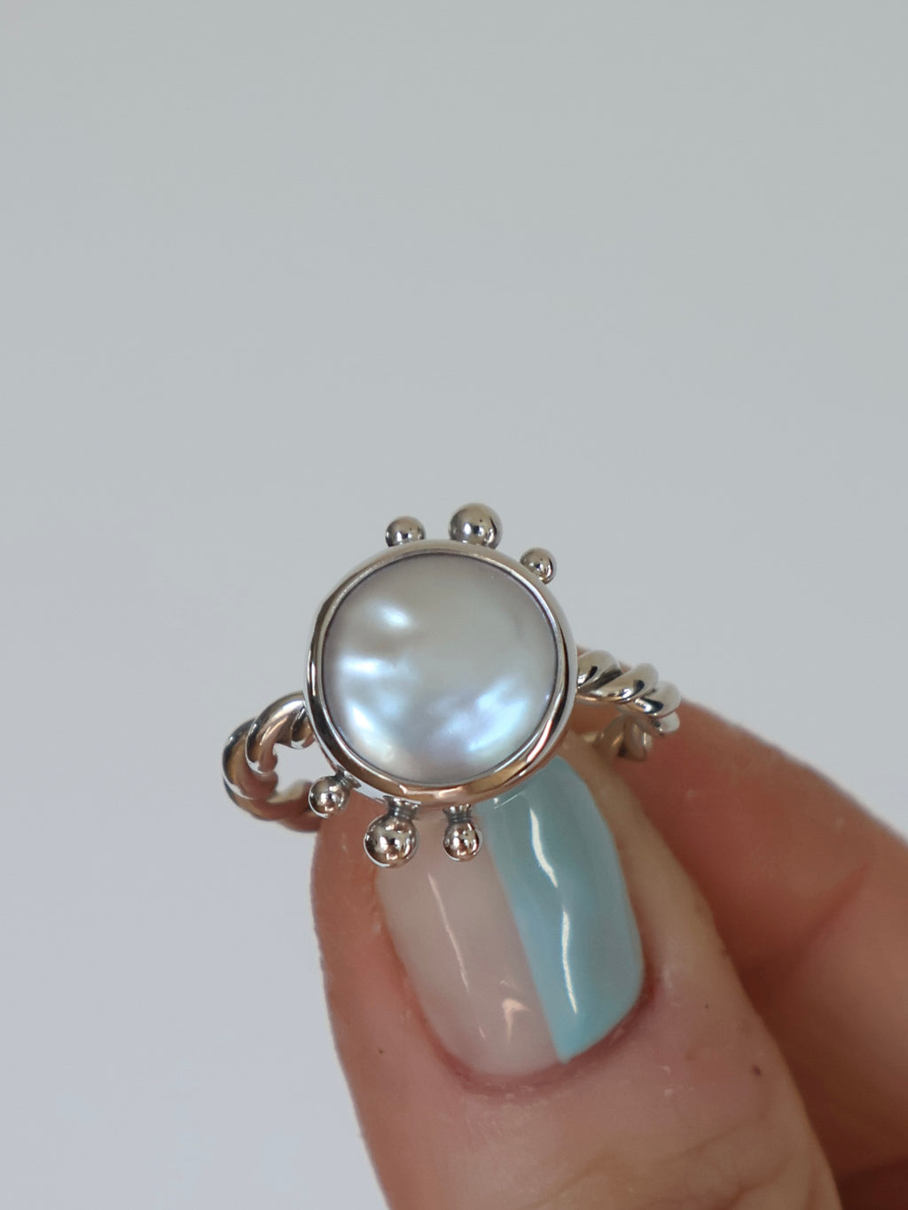 Twisted pearl ring with dots